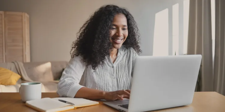 mulher jovem sorrindo olhando para notebook atendimento home office chat e-mail conversando digitando