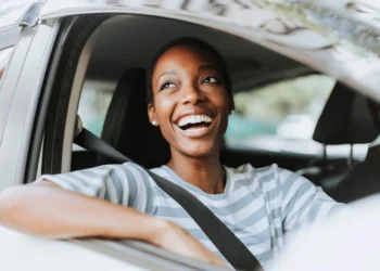 Mulher alegre dirigindo carro