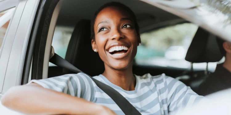 Mulher alegre dirigindo carro