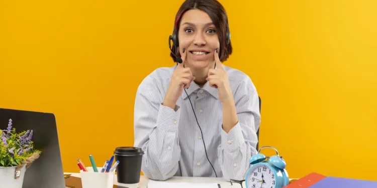 mulher atendimento cliente sorriso forçado infeliz equipe falsos ganhos incentivos perversos