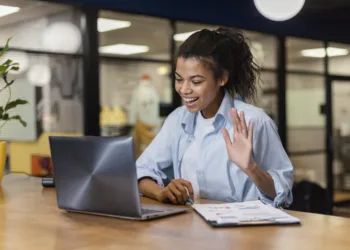 mulher jovem acenando para notebook entrevista de emprego candidato rh experiência mulher