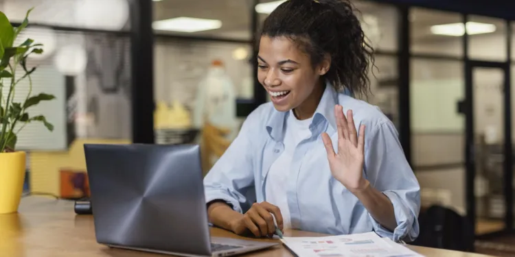 mulher jovem acenando para notebook entrevista de emprego candidato rh experiência mulher