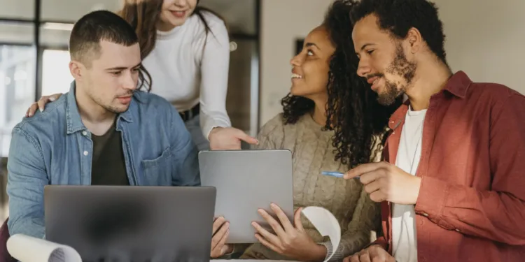 equipe trabalhando juntos escritório produtividade cocriação coworking time