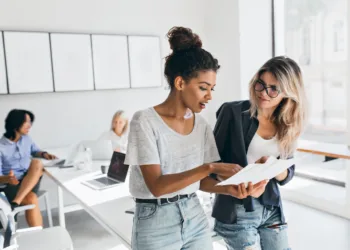 duas mulheres conversando jovens trocando ideias empresa cliente dúvida discussão