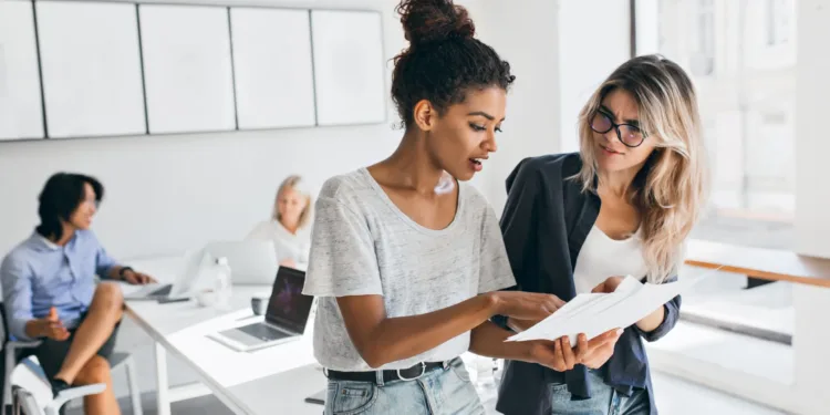 duas mulheres conversando jovens trocando ideias empresa cliente dúvida discussão