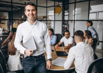 homem líder mesa trabalho colegas grupo work time equipe gestor gerente atendimento