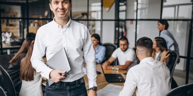 homem líder mesa trabalho colegas grupo work time equipe gestor gerente atendimento