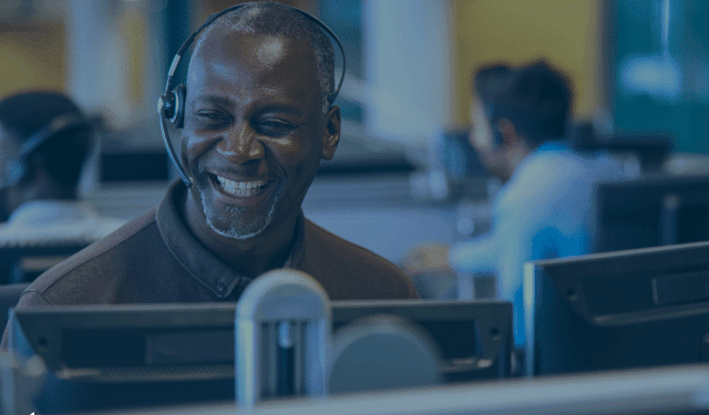 homem realizando atendimento telefonico com a hi platform