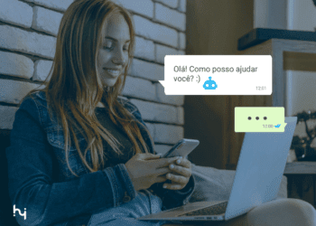 mulher simulando conversa com chat para criar roteiros de atendimento