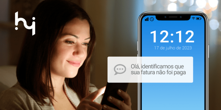 imagem de mulher recebendo notificação de sms sobre fatura não paga na loja virtual ecommerce